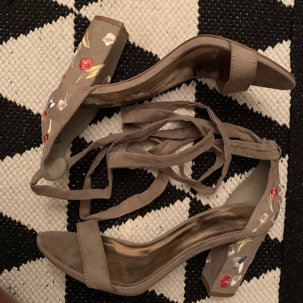 Madden Girl Brandi Block heel floral gray tie up wrap high heel pumps Sz 7.5